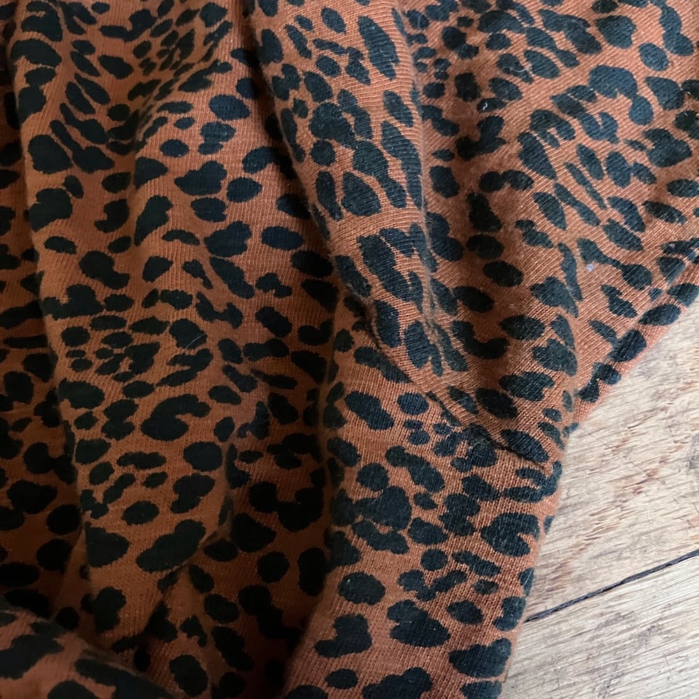 ππ€πLeopard Surplice Topππ€π - Picture 6 of 11